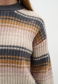 Strickpullover mit gerippter Textur, der unterschiedliche horizontale Streifen in Grau, Beige, Rosa und Senfgelb zeigt. Rundhalsausschnitt.