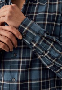 Next REGULAR FIT - Vapaa-ajan kauluspaita - navy blue check