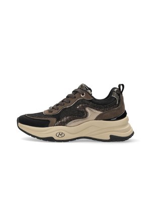 Brązowy i czarny sneaker z beżową grubą podeszwą, teksturowanymi panelami, sznurowaniem z przodu i pętlą na pięcie, pokazany z boku.