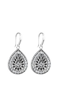 Sølv dråbeøreringe med sort detaljeret design, omkranset af klare krystaller. Har en krokoformet låsning for sikker bæring.