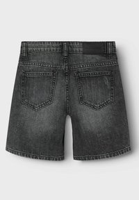 Shorts en denim noir avec une finition délavée, présentant deux poches arrière et une étiquette en cuir sur la ceinture. Coupe droite avec des bords ourlés.