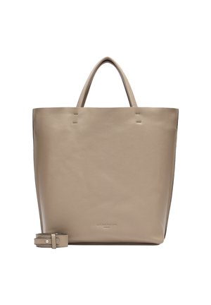 Beige Leder-Totetasche mit strukturierter Oberfläche, flachen Griffen und einem verstellbaren Tragegurt. Präsentiert sich mit minimalistischem Design und subtiler Markenkennzeichnung am Boden.