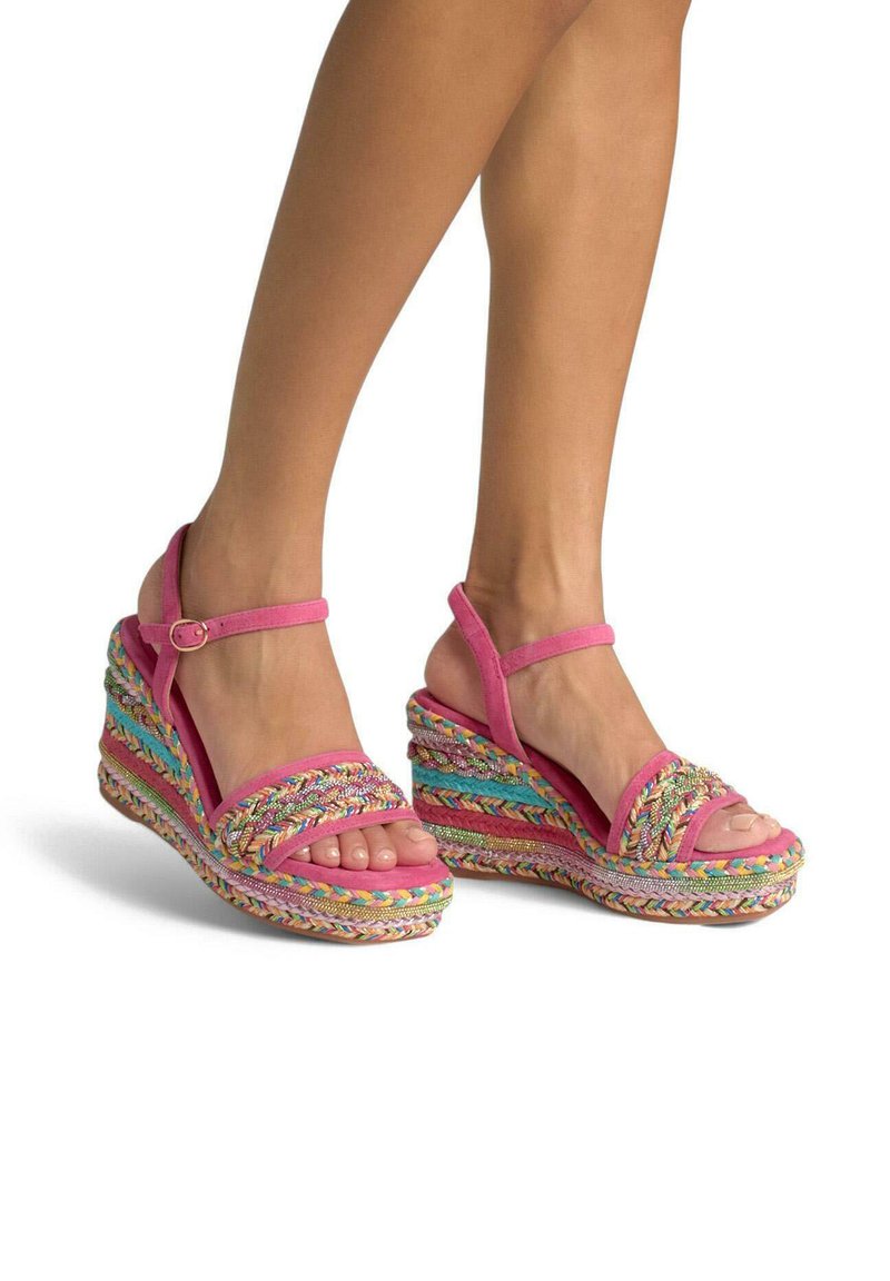 Roze wedge sandalen met gevlochten banden, kleurrijke geweven accenten, een plateauzool en enkelbandjes voor een veilige pasvorm.