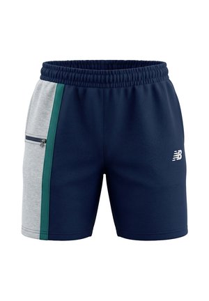 Námornícky modré športové šortky s elastickým pásom, sivým bočným panelom, zeleným vertikálnym pruhom, vreckom na zips a bielym logom New Balance na pravej nohe.