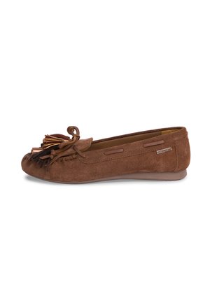 Zapato mocasín de ante marrón con suela plana, borlas decorativas en el frente y pequeña etiqueta de tela de la marca en el lateral.