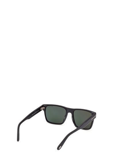 Lunettes de soleil rectangulaires noires avec des verres vert foncé et des branches légèrement courbées, présentées sur fond blanc.