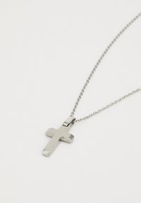 Kreuzanhänger aus Edelstahl an einer silbernen Kette. Das Kreuz hat eine flache, gebürstete Oberfläche mit abgerundeten Kanten und einem sicheren Anhänger.