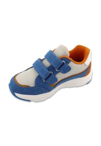 Niebieskie i szare sneakersy mają siateczkowy wierzch, dwa regulowane paski na rzepy, pomarańczowe wykończenie i wyściełaną białą podeszwę.