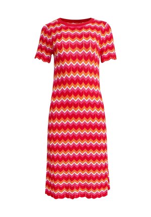 Rode en roze jurk met korte mouwen, voorzien van een zigzagpatroon in tinten geel, wit en oranje, met een rechte zoom.