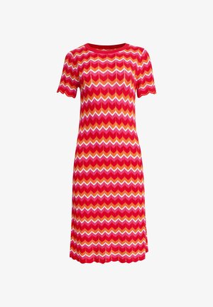 Rode en roze jurk met korte mouwen, voorzien van een zigzagpatroon in tinten geel, wit en oranje, met een rechte zoom.