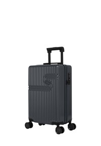 Harde handbagagekoffer in donkergrijs, met verticale ribbels, een verzonken handvat, vier wielen en een combinatie slot aan de zijkant.