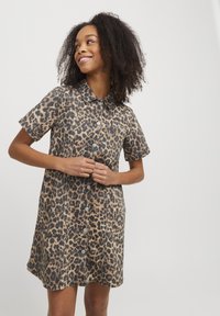 Vestido de mezclilla de manga corta con estampado de leopardo, cuello con solapa, cierre frontal de botones y un ligero corte en A.