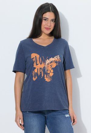 Ulla Popken SCHMETTERLING CLASSIC V-AUSSCHNITT HALBARM - T-Shirt print - ink blue