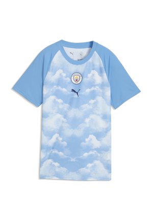 Camiseta de fútbol de Manchester City en azul claro con patrón de nubes, logotipo oscuro de Puma debajo del escudo del equipo en el pecho y mangas sólidas en azul claro.