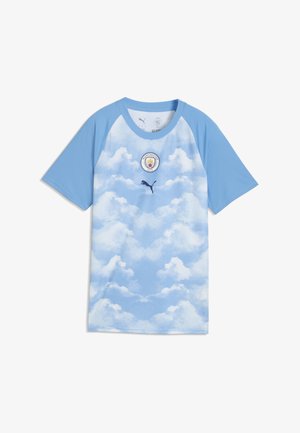 Maillot de football Manchester City bleu clair avec motif nuages, logo Puma foncé sous le blason de l'équipe sur la poitrine, et manches bleu clair unies.