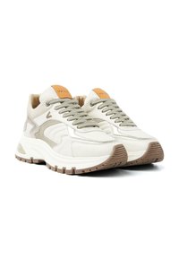Sneaker in hellbeige und Creme, mit strukturiertem Wildleder und Leder, einer Gummisohle, runder Form und kontrastierenden Schnürsenkeln mit einem tanfarbigen Akzent.