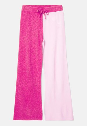 Pantaloni della tuta rosa con un design a spacco, un lato in un rosa vivace e l'altro in una tonalità di rosa più chiara, completi di un elastico in vita con cordino.
