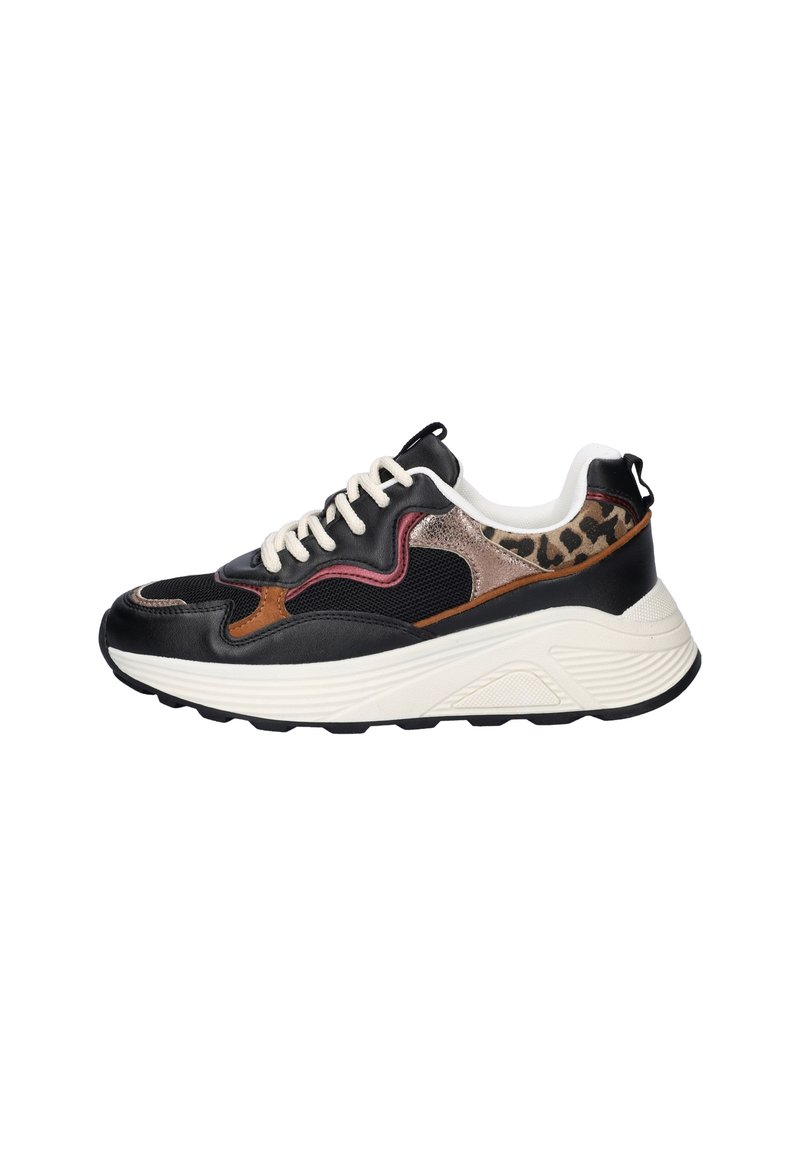Zwarte en bruine sneaker van gemengde materialen, met een luipaardprintaccent, contrasterende roze en zilveren details en een witte zool.