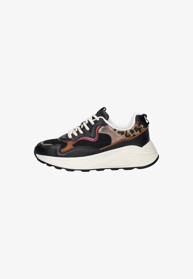 Zwarte en bruine sneaker van gemengde materialen, met een luipaardprintaccent, contrasterende roze en zilveren details en een witte zool.