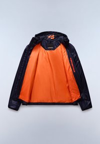 Giacca isolante con esterno nero e foderatura arancione brillante. Presenta un cappuccio, tasche con zip e un cordino all'orlo per la regolazione.