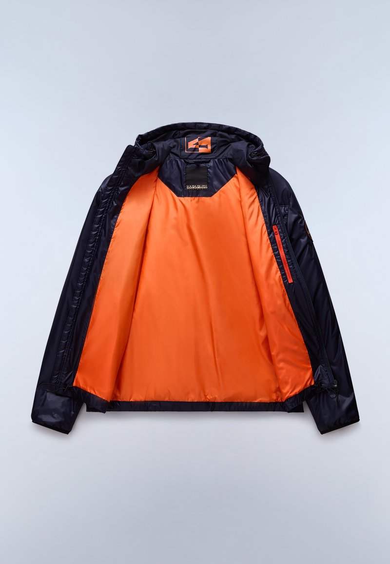 Chaqueta aislante con un exterior negro y un forro naranja brillante. Presenta una capucha, bolsillos con cremallera y un cordón en el dobladillo para ajustabilidad.