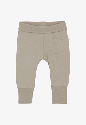 Lichtbeige babybroek met een geribbelde tailleband, een klein zakje aan de voorkant rechts en geribbelde boorden bij de enkels.