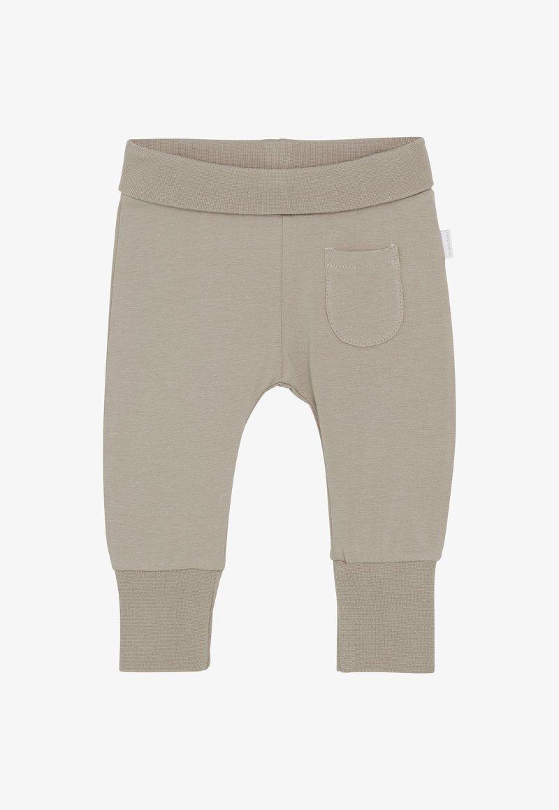 Lichtbeige babybroek met een geribbelde tailleband, een klein zakje aan de voorkant rechts en geribbelde boorden bij de enkels.