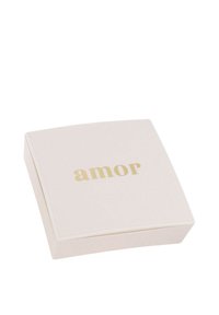 Caja cuadrada de color rosa claro con una textura suave y un acabado brillante, que presenta la palabra "amor" en letras metálicas doradas en la parte superior.