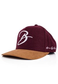 Cappello bordeaux con visiera in pelle scamosciata marrone. Presenta la lettera "B" ricamata in bianco sul davanti e cuciture bianche sul lato.