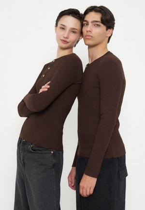YOURTURN by Zalando, UNISEX MUSCLE FIT - Maglietta a manica lunga - dark brown