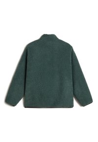 Grön fleecepullover med en mjuk, strukturerad yta och hög krage. Har långa ärmar och avslappnad passform. Ingen synlig logotyp.