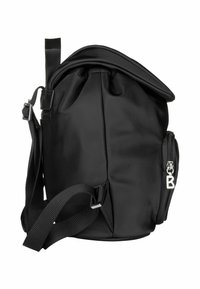 Sac en nylon noir au design structuré, avec une sangle réglable et une poche zippée mettant en avant un détail en métal argenté.