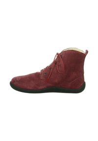 Bordeauxfarbene Wildleder-Ankle-Boots mit schwarzer Sohle, Schnürung vorne und cremefarbigem Innenfutter, seitlich dargestellt.