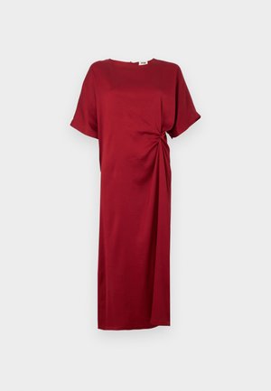 Červené šaty po kolena z měkké látky s volným střihem, krátkými rukávy a bočním zkroucením pro zajímavější vzhled.