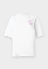 Vit bomull t-shirt med lös passform. Har rund hals och korta ärmar. Vänster bröst visar en rosa logotyp och design.