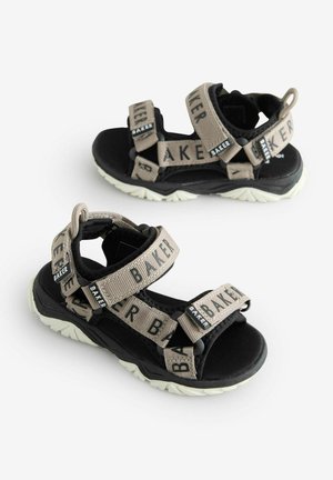 Schwarze Sandalen mit grauen verstellbaren Riemen, die mit "BAKER"-Branding versehen sind. Dicke Sohle mit strukturiertem weißen Profil. Offenes Design für Atmungsaktivität.