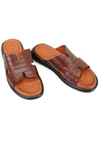 Bruine, gestructureerde faux-lederen sandalen met twee brede banden en een gevoerd oranje voetbed, met een zwarte rubberen buitenzool.