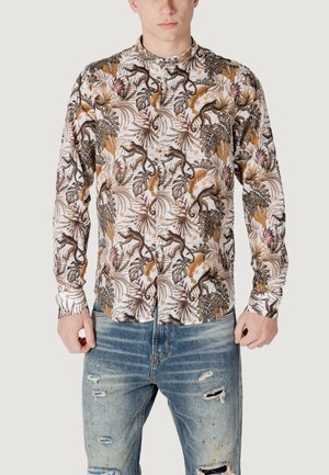 Camicia a maniche lunghe con base bianca caratterizzata da una stampa colorata di una giungla con scimmie e foglie nei toni del marrone e del verde; colletto a bottone.