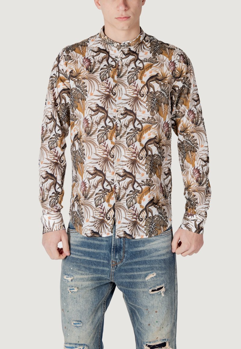 Camicia a maniche lunghe con base bianca caratterizzata da una stampa colorata di una giungla con scimmie e foglie nei toni del marrone e del verde; colletto a bottone.