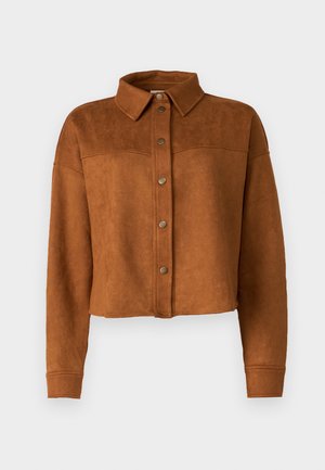 Skórzana kurtka koszulowa w kolorze brązowym, wykonana z sztucznego zamszu, z kołnierzykiem, zapięciem na guziki i długimi rękawami. Posiada matowe metalowe napy z przodu.