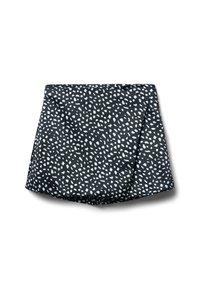 Pantaloni corti neri con un motivo a puntini bianchi irregolari, realizzati in tessuto liscio, con un design piegato e bordi netti.