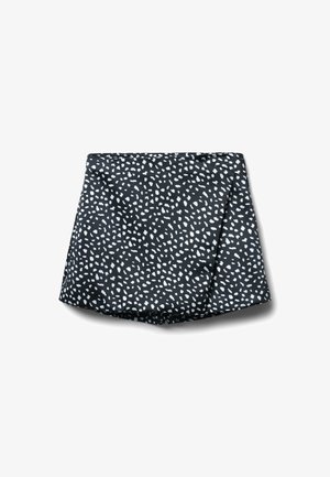 Pantaloni corti neri con un motivo a puntini bianchi irregolari, realizzati in tessuto liscio, con un design piegato e bordi netti.