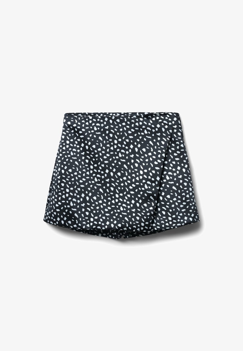 Shorts noirs avec un motif de points blancs irréguliers, fabriqués en tissu lisse, présentant un design plié et des bords nets.