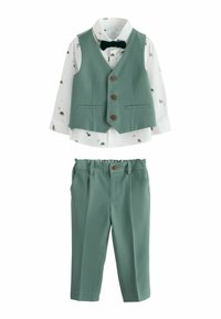 Gilet vert avec trois boutons, chemise blanche à motif dinosaure, et pantalon vert assorti avec taille élastique. Convient aux occasions formelles.