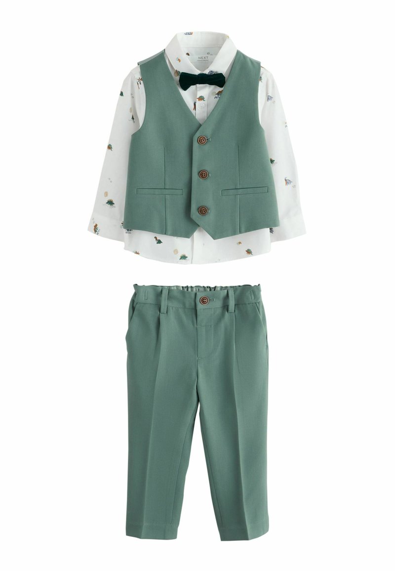 Gilet vert avec trois boutons, chemise blanche à motif dinosaure, et pantalon vert assorti avec taille élastique. Convient aux occasions formelles.