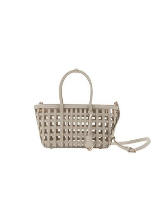 Bolso tote de cuero beige con un diseño de entrelazado tejido, asas superiores y una correa de hombro ajustable.