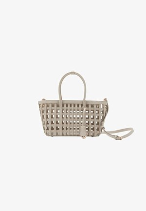 Bolso tote de cuero beige con un diseño de entrelazado tejido, asas superiores y una correa de hombro ajustable.