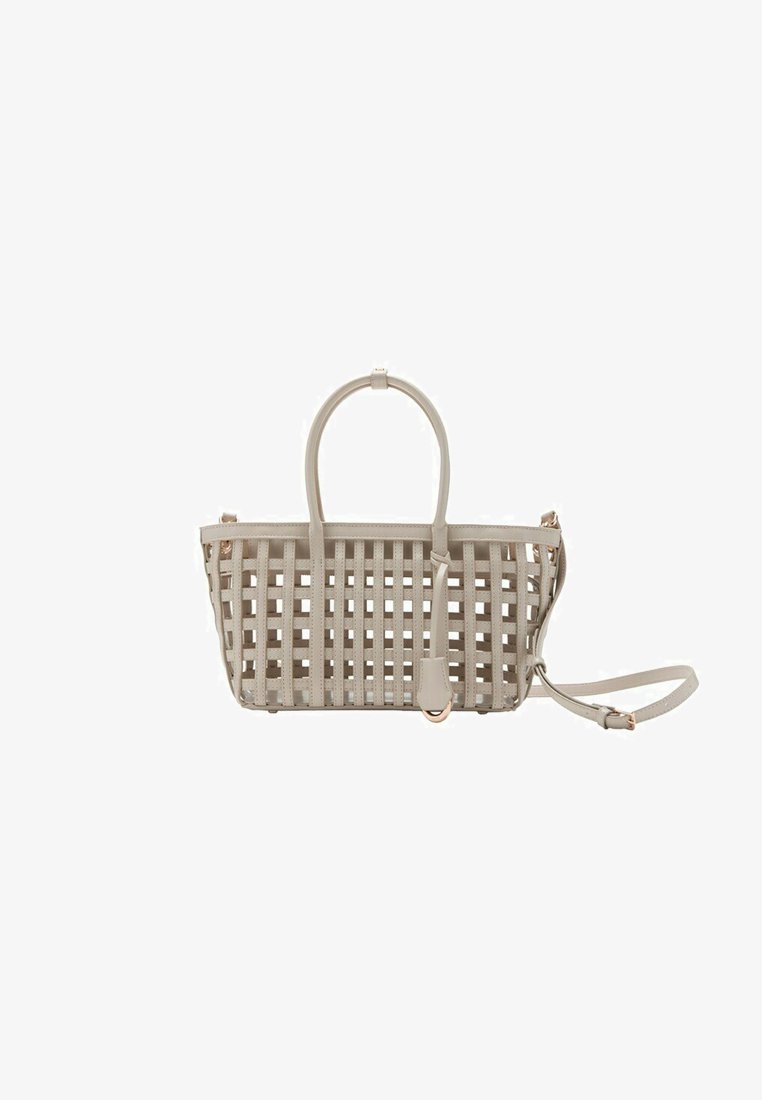 Sac cabas en cuir beige avec un design en treillis tissé, des poignées supérieures et une bandoulière réglable.