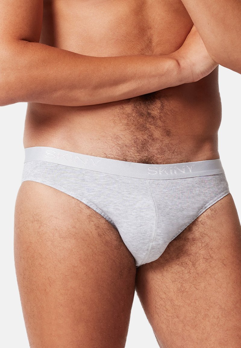 Graue Baumwollunterhosen mit einem hellgrauen elastischen Bund, auf dem das Wort "SKINY" eingeprägt ist. Glatte Textur mit passgenauer Form.