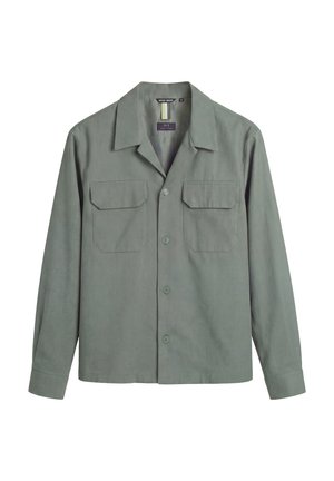 Camicia da uomo a maniche lunghe, con bottoni, di colore verde smorzato, con colletto ampio e due tasche anteriori con pattina.